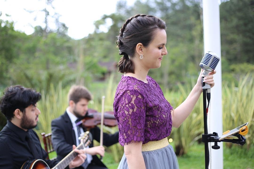 Vivian Torres acompanhada de violão e violino