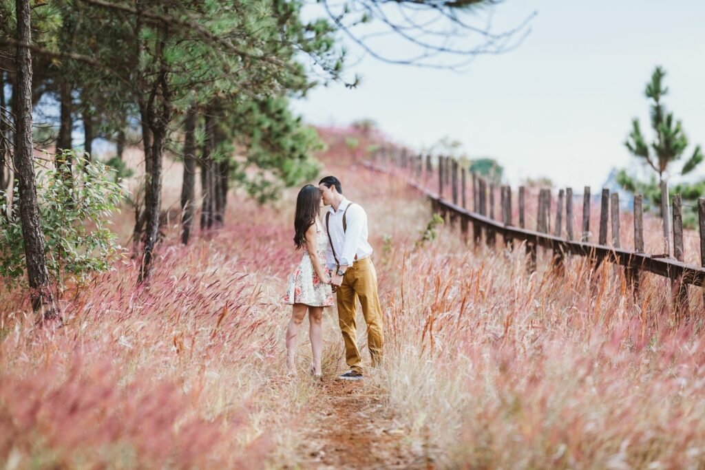 Casal em ensaio pré-wedding no campo