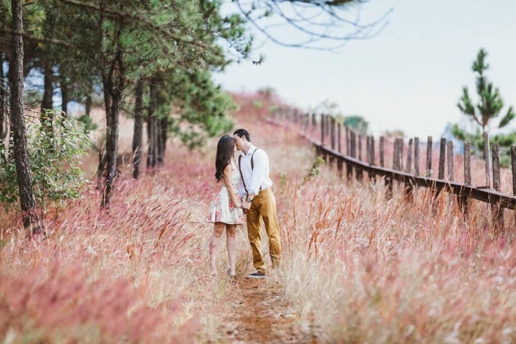 Casal em ensaio pré-wedding no campo 